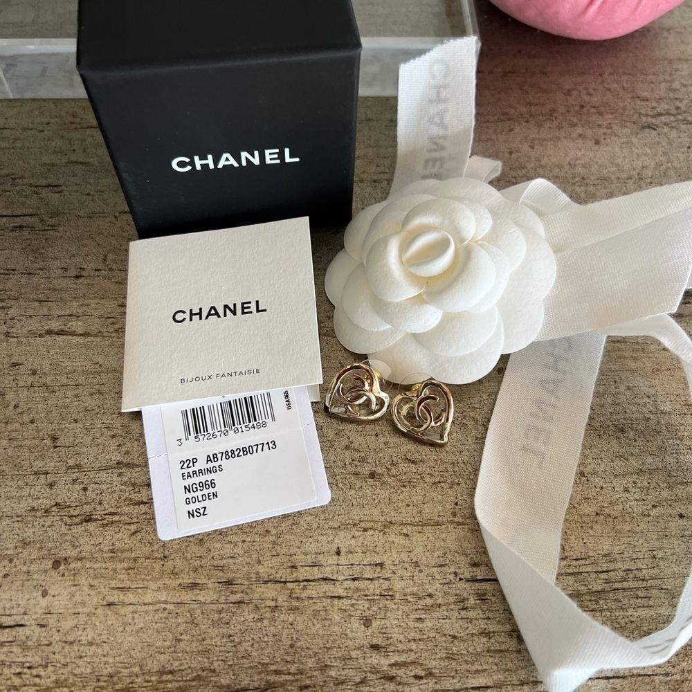 CHANEL 22P Metal Gold-tone Heart Earrings - Picture 11 of 11